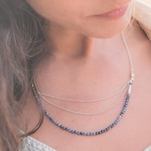 שרשרת ספיר סגולות אבן ספיר עולה מן המדבר.